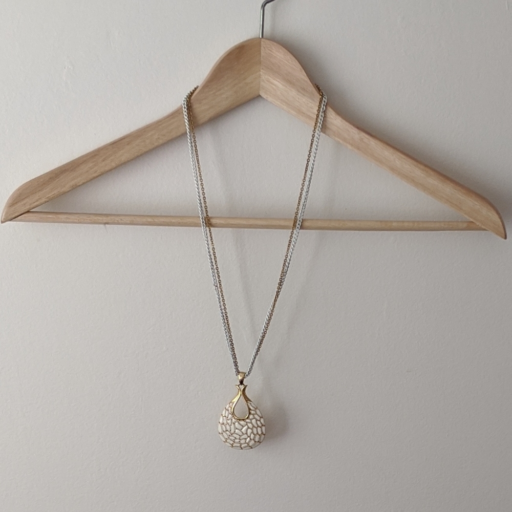 Vintage Cream and Gold Pendant Necklace